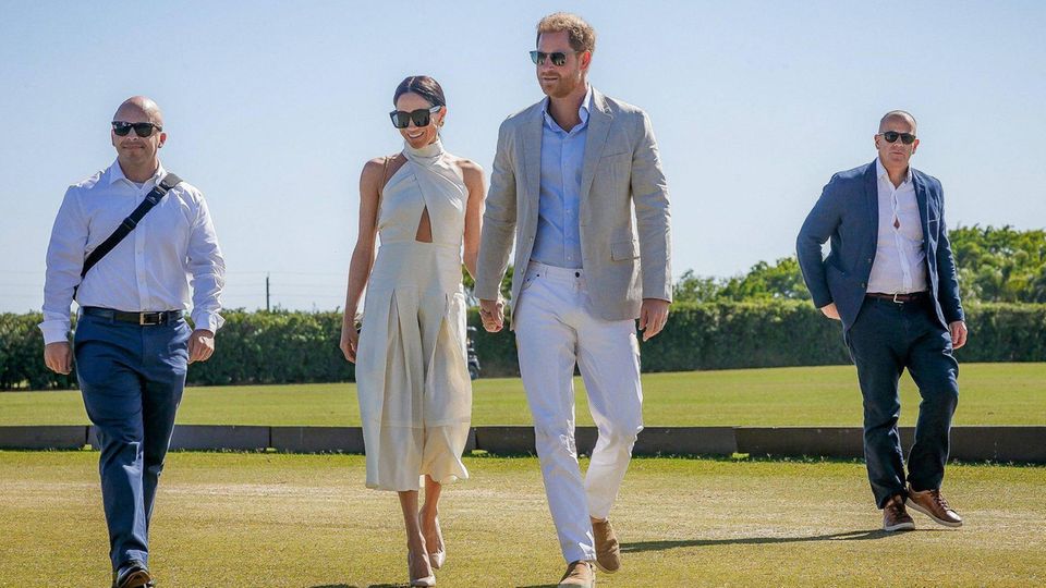 Harry und Meghan Händchenhaltend beim Besuch eines Polospiels Harry und Meghan Händchenhaltend beim Besuch eines Polospiels