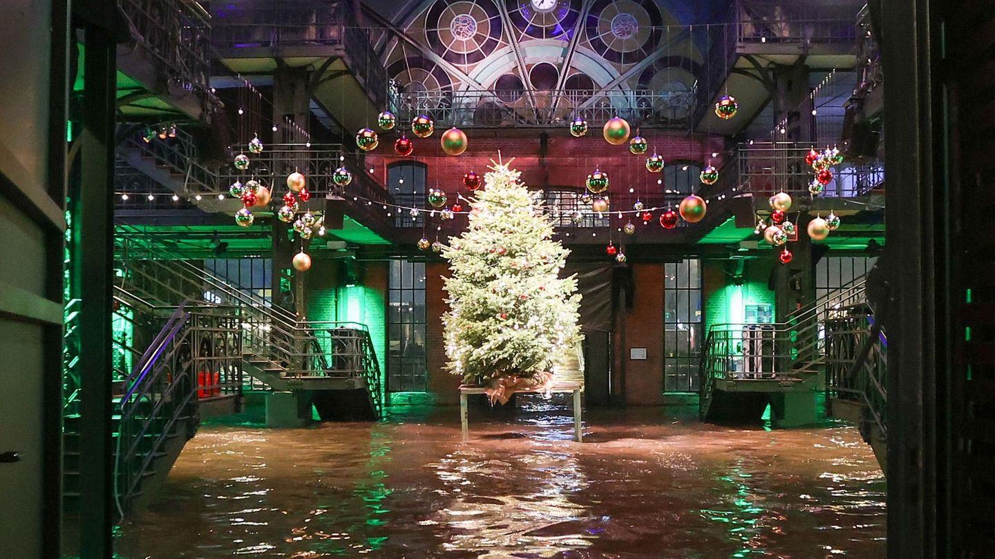Hamburg, Deutschland. Die Deko für die nächste Weihnachtsfeier hängt hoch und trocken, für den Weihnachtsbaum in der Fischauktionshalle aber wird es eng. In der Hansestadt ist das Elb-Hochwasser so hoch aufgelaufen, dass die Partylocation am Hafen überflutet wird. Ob die Weihnachtsparty gefährdet ist, hängt von Zeitpunkt und Höhe der nächsten Flut ab.