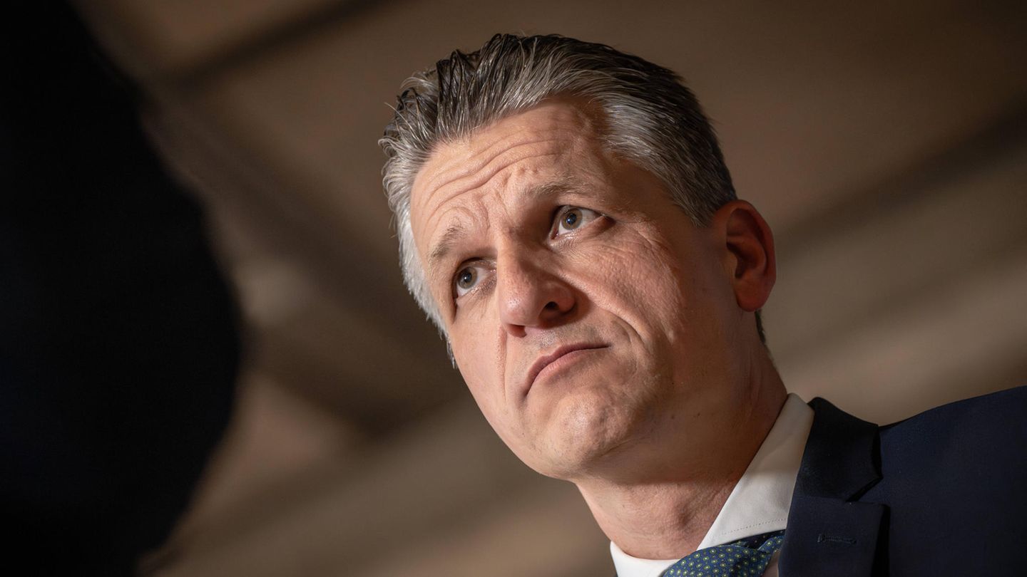 Der CDU-Politiker Thorsten Frei schaut in eine Kamera.