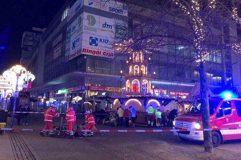 Auf einem Weihnachtmarkt in Magdeburg steht ein Rettungswagen mit Blaulicht