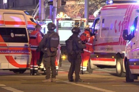 Polizei und Rettungskräfte am Weihnachtsmarkt in Magdeburg