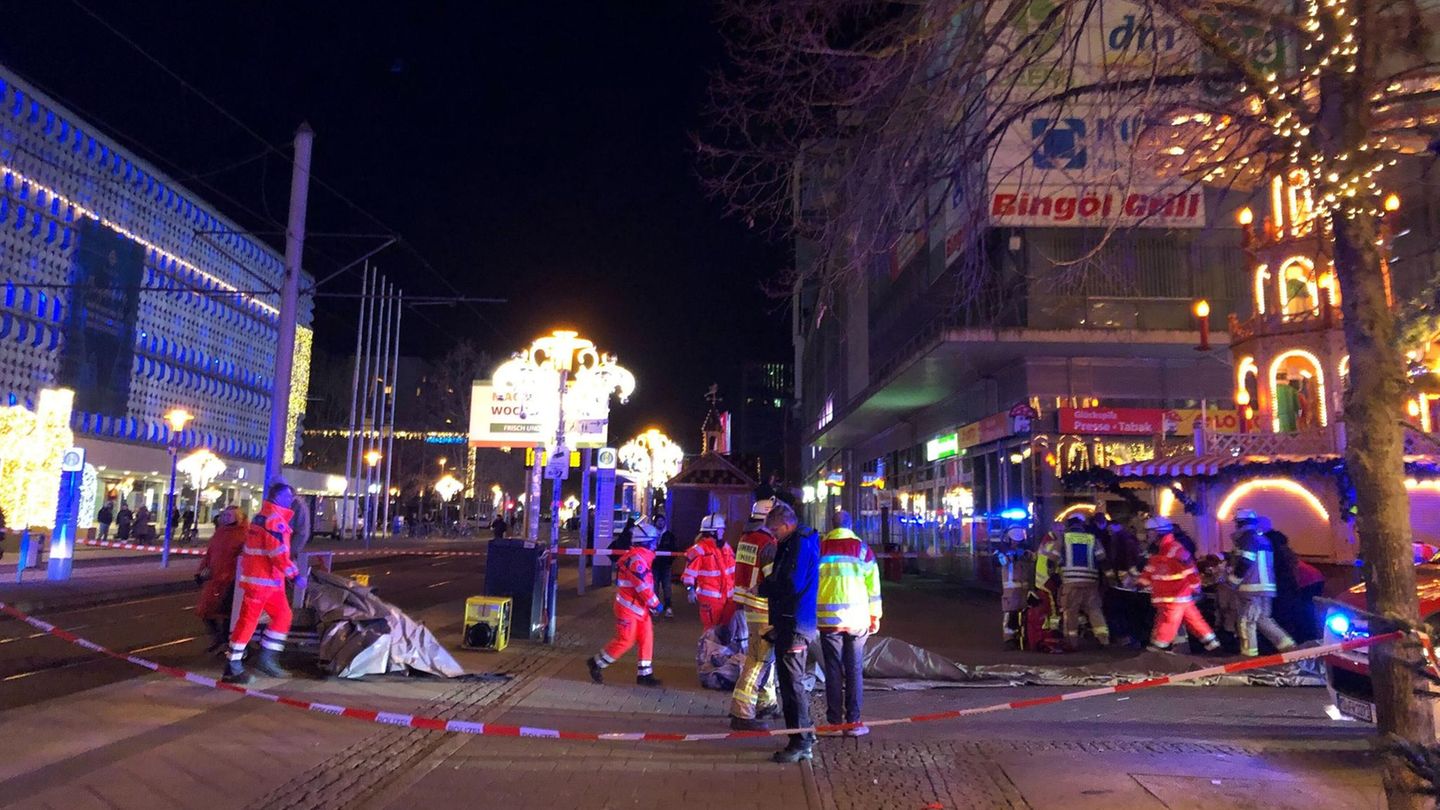 Die Lage in Magdeburg ist bis in die Nacht unübersichtlich. Sanitäter eilen an den Ort des Geschehens