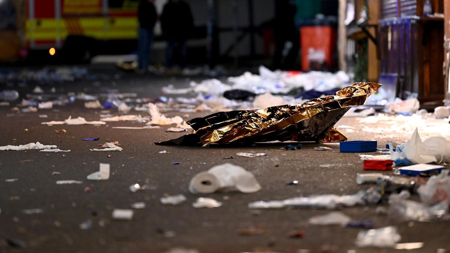 Nach der Tat: Verwüstung und ein leerer Weihnachtsmarkt in Magdeburg. Im Hintergrund ein Rettungswagen Nach der Tat: Verwüstung und ein leerer Weihnachtsmarkt in Magdeburg. Im Hintergrund ein Rettungswagen