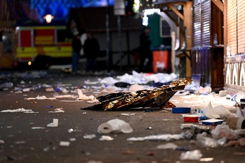 Nach der Tat: Verwüstung und ein leerer Weihnachtsmarkt in Magdeburg. Im Hintergrund ein Rettungswagen