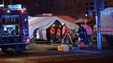 Für die schnelle Versorgung der Verletzten bauen Feuerwehr und Rettungsdienste Zelte auf