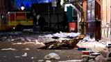 Eine Rettungsdecke und Verbandsmaterial liegen zwischen dem auf Weihnachtsmärkten üblichen Müll