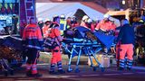 Rettungskräfte transportieren einen Verletzten vom Weihnachtsmarkt ab