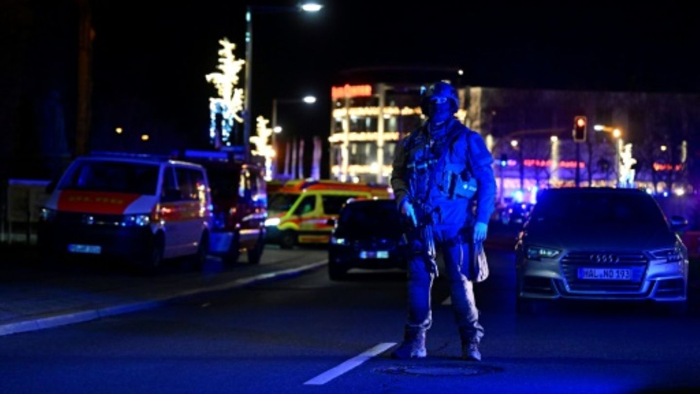 Einsatzkraft steht Wache vor dem Tatort in Magdeburg