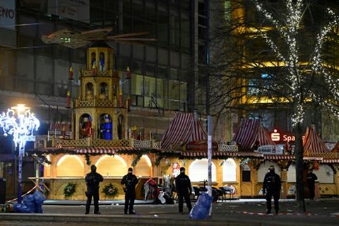 Einsatzkräfte vorm Eingang zum Magdeburger Weihnachtsmarkt