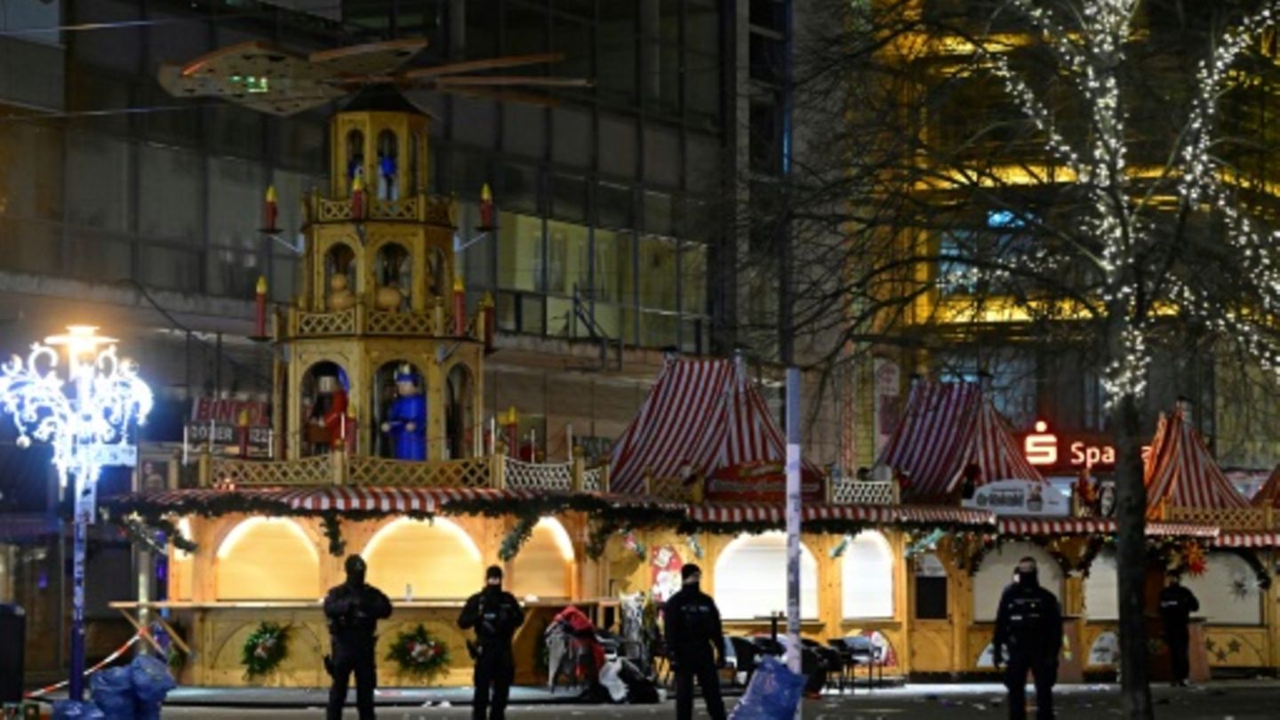 Einsatzkräfte vorm Eingang zum Magdeburger Weihnachtsmarkt