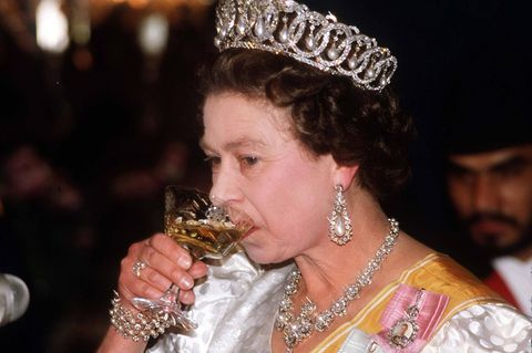 Royals: Queen Elizabeth II. trink aus einem Glas