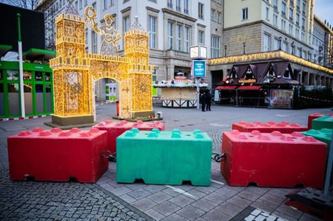 Betonklötze auf dem Weihnachtsmarkt in Magdeburg