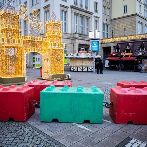 Betonklötze auf dem Weihnachtsmarkt in Magdeburg