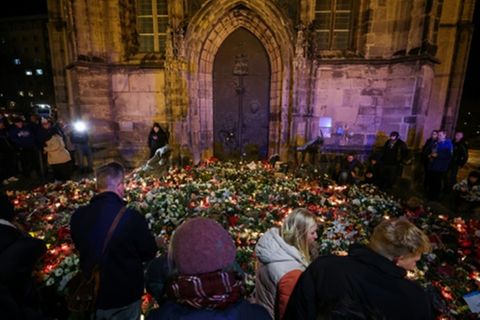 Blumen und Kerzen vor dem Magdburger Dom