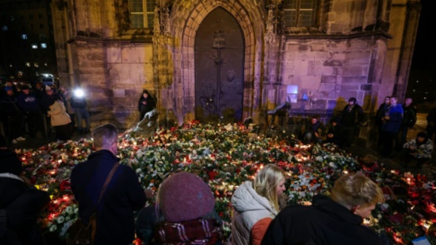 Blumen und Kerzen vor dem Magdburger Dom