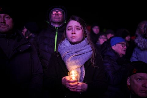 Tausende Menschen trauern am Abend vor dem Magdeburger Dom, viele haben Kerzen mitgebracht