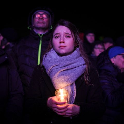 Thousands of people mourned in front of Magdeburg Cathedral in the evening, many bringing candles with them