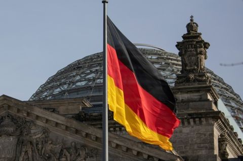 Bundesflagge vor Reichstagsgebäude