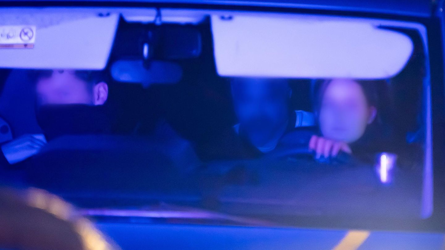 Taleb A. wird in Magdeburg von Polizisten vom Tatort abgeführt