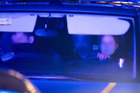Taleb A. wird in Magdeburg von Polizisten vom Tatort abgeführt