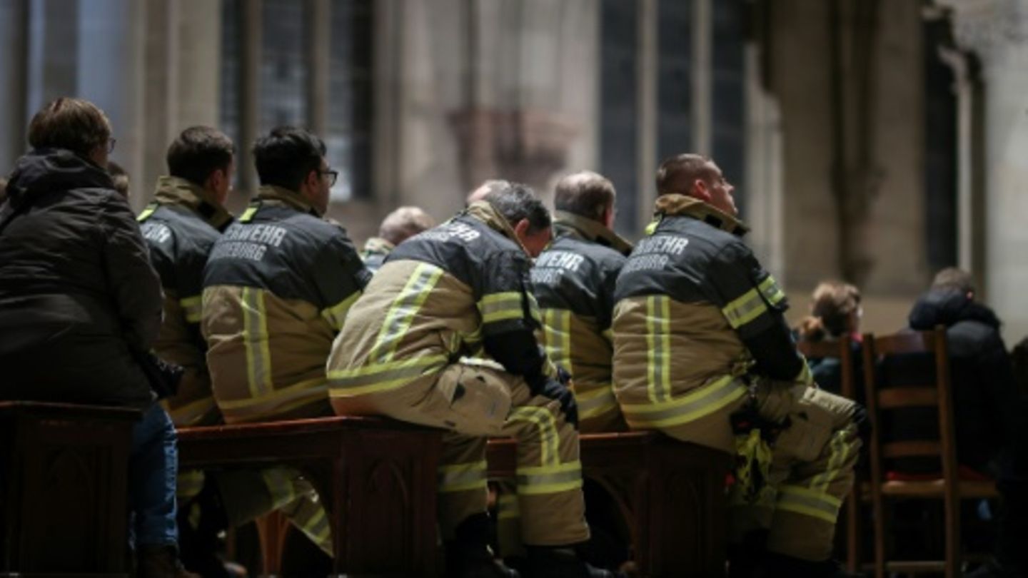 Feuerwehrleute beim Gedenkgottesdienst im Dom