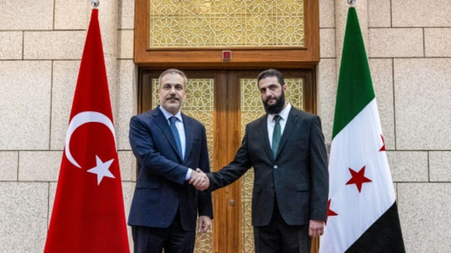 Der neue Machthaber  al-Scharaa (r.) mit dem türkischen Außenminister Fidan