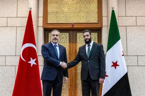 Der neue Machthaber  al-Scharaa (r.) mit dem türkischen Außenminister Fidan