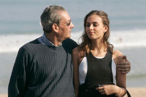 Paul Auster hält seinen Arm um seine Tochter Sophie Auster an einem Strand.