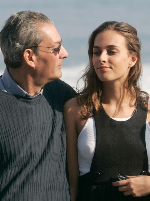Paul Auster hält seinen Arm um seine Tochter Sophie Auster an einem Strand.