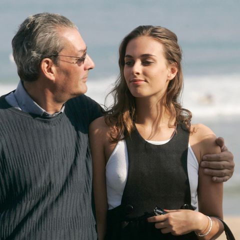 Paul Auster hält seinen Arm um seine Tochter Sophie Auster an einem Strand.