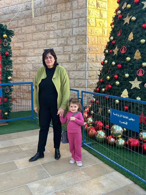 Lana Shukhla mit ihrer Enkelin auf dem Weg zur Probe des Kinderchors in Nazareth, Israel