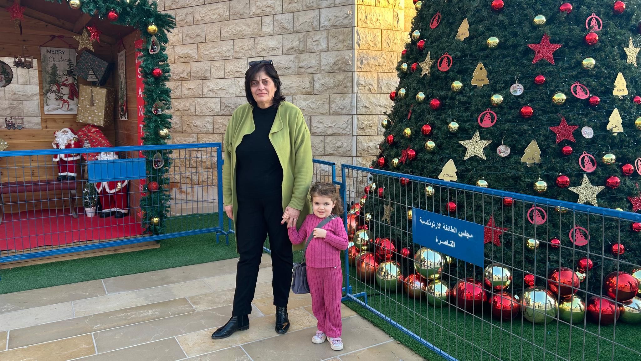 Lana Shukhla mit ihrer Enkelin auf dem Weg zur Probe des Kinderchors in Nazareth, Israel
