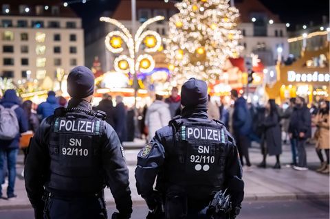 Drohung für Weihnachtsmarkt in Bremerhaven – Symbolfoto mit Polizisten in Dresden