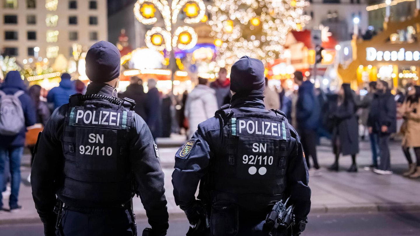 Drohung für Weihnachtsmarkt in Bremerhaven – Symbolfoto mit Polizisten in Dresden