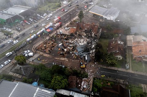 Helfer haben nach dem Flugzeugabsturz in Brasilien mit den Aufräumarbeiten begonnen