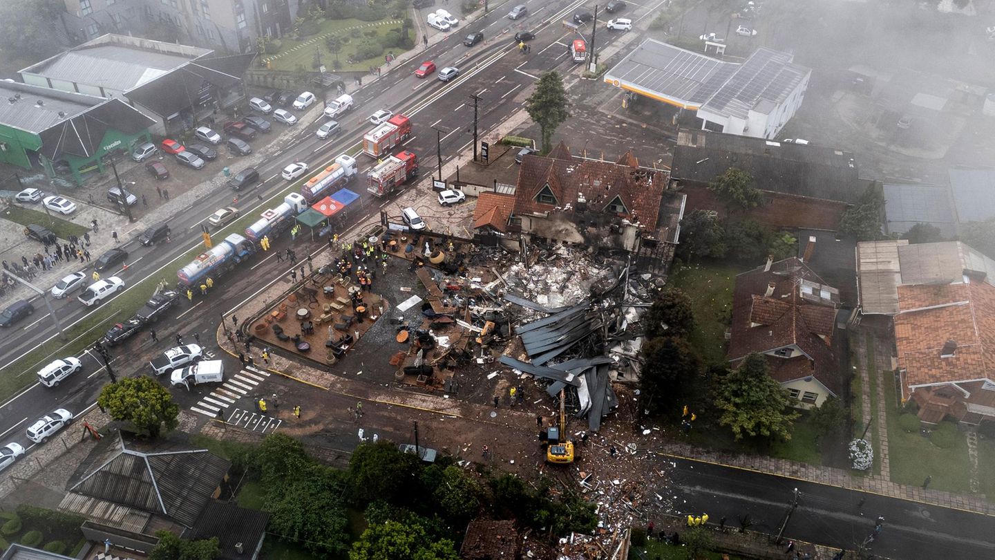 Helfer haben nach dem Flugzeugabsturz in Brasilien mit den Aufräumarbeiten begonnen