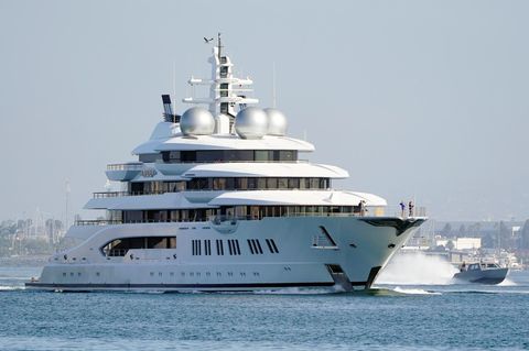 Die Oligarchenyacht "Amadea" beim Einlaufen in den Hafen von San Diego im Juni 2022