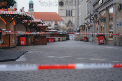 Absperrband der Polizei auf dem Magdeburger Weihnachtsmarkt