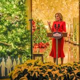 First Lady Jill Biden vor Weihnachtsdekoration im Weißen Haus