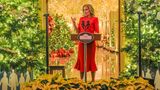 First Lady Jill Biden vor Weihnachtsdekoration im Weißen Haus
