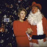 Nancy Reagan nahm ihre Gastgeberrolle an Weihnachten sehr ernst – und sorgte dafür, dass bei offiziellen Veranstaltungen für alle Generationen etwas dabei war. 1983 lud sie Mr. T, den Star des "A-Teams" ins Weiße Haus ein, 1985 "Dallas"-Bösewicht Larry Hagman (Foto), beide erschienen als Weihnachtsmann verkleidet. Und noch eine andere Fernsehlegende durfte mit den Reagans feiern ...