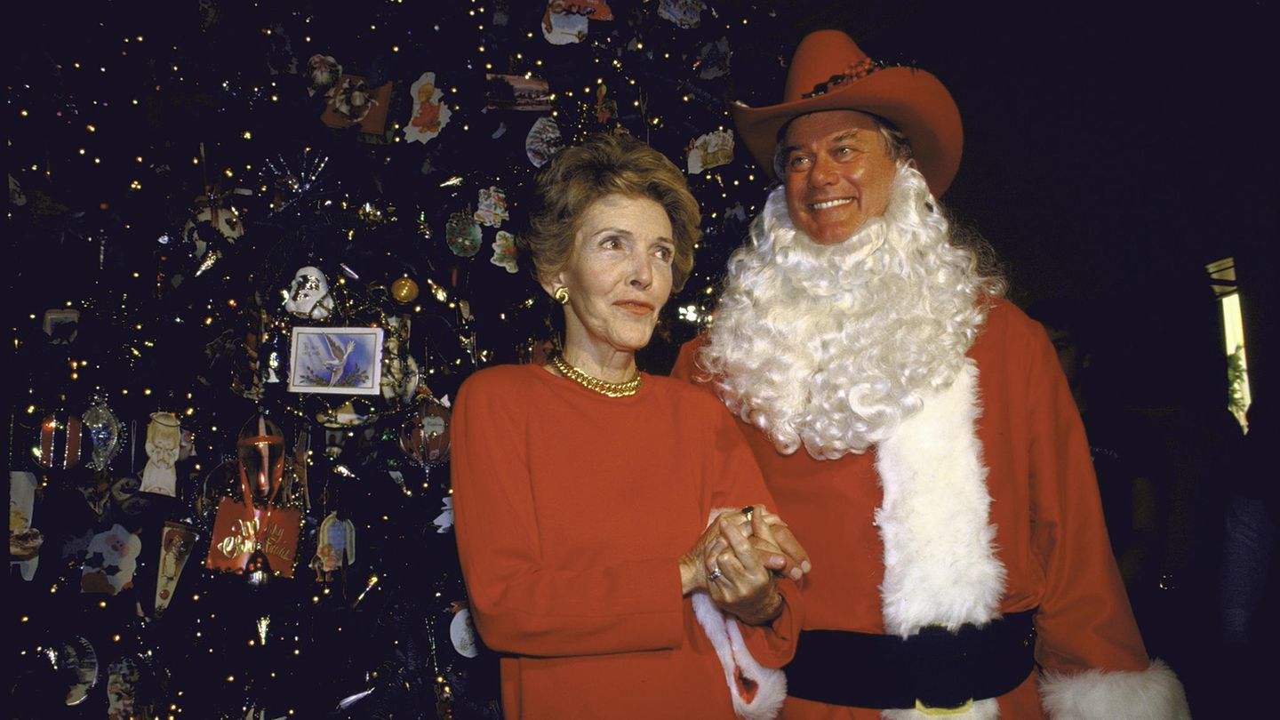 Nancy Reagan nahm ihre Gastgeberrolle an Weihnachten sehr ernst – und sorgte dafür, dass bei offiziellen Veranstaltungen für alle Generationen etwas dabei war. 1983 lud sie Mr. T, den Star des "A-Teams", ins Weiße Haus ein, 1985 "Dallas"-Bösewicht Larry Hagman (Foto), beide erschienen als Weihnachtsmann verkleidet. Und noch eine andere Fernsehlegende durfte mit den Reagans feiern ...