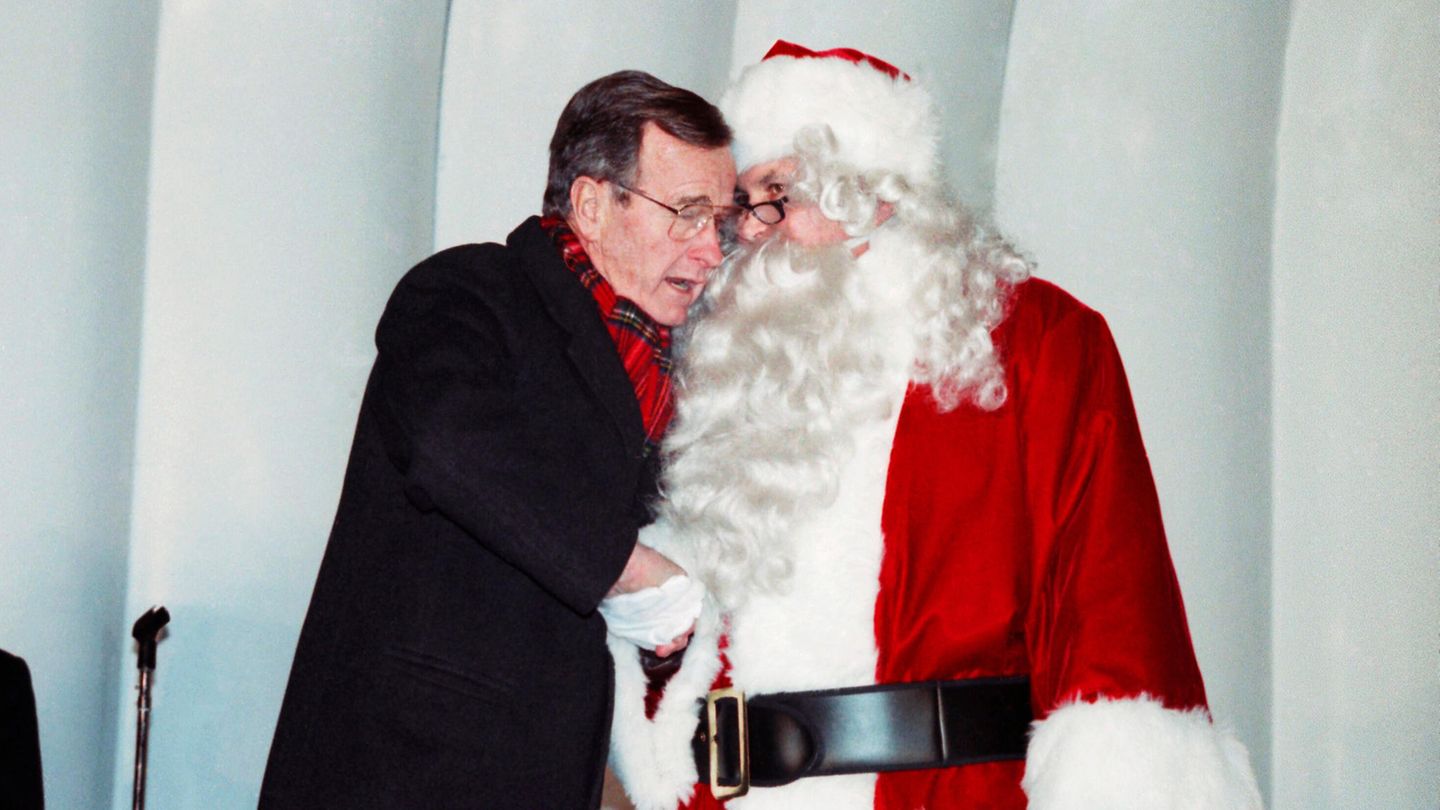 Präsident George H.W. Bush mit Weihnachtsmann