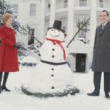 Pat und Richard Nixon mit einem Schneemann