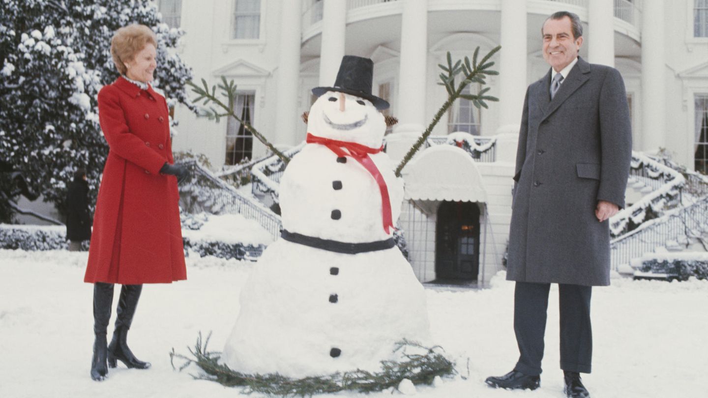 Pat und Richard Nixon mit einem Schneemann