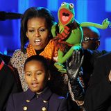 Michelle Obama mit ihren Töchtern und Kermit, dem Frosch beim Singen