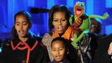 Michelle Obama mit ihren Töchtern und Kermit, dem Frosch beim Singen