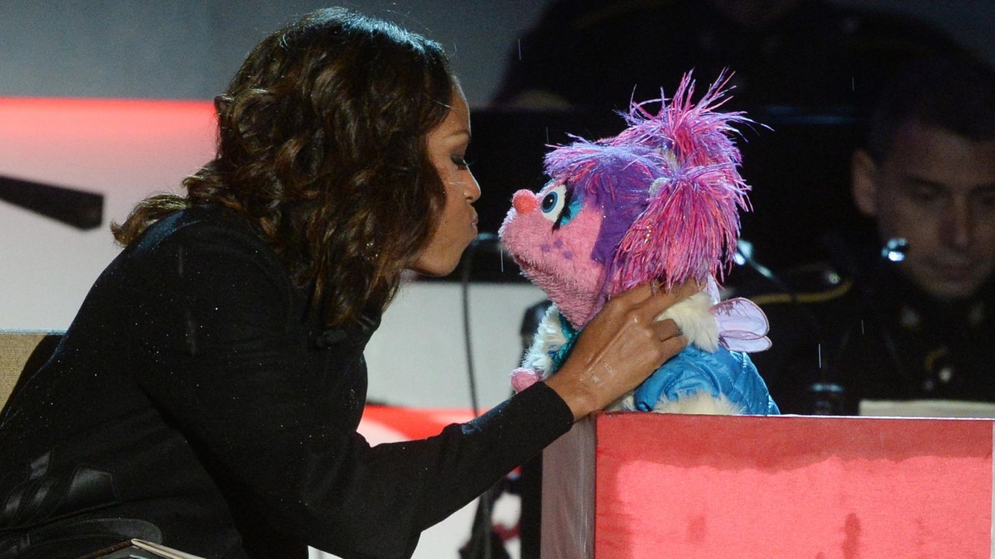 Michelle Obama küsst Sesamstraßen-Puppe