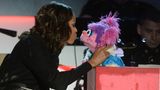 Michelle Obama küsst Sesamstraßen-Puppe