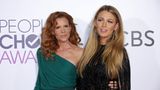 Nach Bekanntwerden ihrer Klage erhält Blake Lively von verschiedenen Seiten Unterstützung. Ihre ältere Schwester Robyn veröffentlichte auf ihrem Instagram-Account einen Hinweis auf die Recherchen der "New York Times". Sie zeigten, wer hinter der "ruchlosen Verleumdungskampagne" stecke, die "darauf abzielte, meine Schwester zu Fall zu bringen", schreibt die 52-Jährige. In dem Artikel werde deutlich, "was sie während der Dreharbeiten zu 'It Ends With Us' tatsächlich ertragen musste". Robyn Lively kritisiert, dass durch Berichte in den sozialen Medien vorschnell über Personen geurteilt werde. "Aber ich kenne meine Schwester. Sie ist einer der nettesten, ehrlichsten und liebevollsten Menschen, die ich kenne. Blake ist kein Bösewicht."